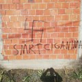 Pored kuće opozicionog kandidata za odbornika iz Grdelice iscrtani nacistički simboli