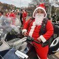 FOTO: Moto Deda Mrazovi i ove godine obradovali mališane