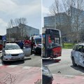 Sudaruli se auto i autobus! Udes kod tržnog centra Ušće - Hitna pomoć pomaže povređenima!