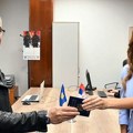 MUP: Prvi pasoš za izbeglice uručen Kazahstancu