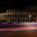 Velika rupa otvorila se na ulici u Rimu i „progutala“ dva automobila (VIDEO)