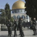 Izraelska policija bacila suzavac na džamiju Al-Aksa tokom jutarnje molitve