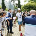 Đoković na stadionu u Ženevi: Poseban poklon Serveta za šampiona, fotografisanje sa Srbima iz Jang bojsa (FOTO)