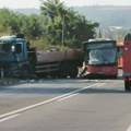 Težak udes autobusa i kamiona u Beogradu: Ima mrtvih, puno povređenih