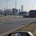 Sudar na kružnom toku kod ušća: "Mercedes" se zakucao u autobus, saobraćaj je usporen, stvaraju se gužve