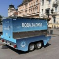 Zbog velikih vrućina Postavljen kamion sa pijaćom vodom na Trgu slobode
