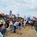 Zatvoren deo autoputa ka centru, građani pristižu na protest "Vidimo se na Vidovdan"