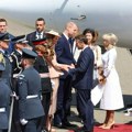 (Video) Brižit ponizila Makrona pred celim svetom! Novi skandal prvog para Francuske, kamere sve snimile: On pruža ruku, ona…