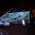 Zakucali se u zemljani nasip: Teška saobraćajna nesreća na putu Novi Pazar-Ribariće: Tri mlade osobe hitno prevezene u bolnicu…