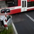 (Video) Užas, voz udario auto na pružnom prelazu Rampa je bila spuštena, jednostavno ga je razneo