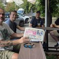 Navijači se okupljaju u centru - i Englezi čitaju Žurnal (video)