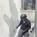 Benksijev mural sudije koji tuče demonstranta uklonjen sa zida suda u Londonu