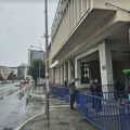 Postavljene ograde ispred Skupštine Novog Sada pred početak sednice, zborovi najavili protest