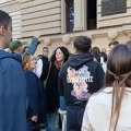 Tri nastavnika Valjevske gimnazije dobila otkaz preko telefona: Učenici se skupili ispred škole i uzvikuju „izađite napolje“…