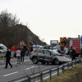Potpuni zastoj na auto-putu ka Novom Sadu: Na istom mestu čak četiri udesa, delovi vozila rasuti na sve strane
