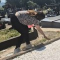 Miljana Kulić terala Viki Miljković da joj peva na groblju: Bizarna scena u Nišu, ljudi gledaju snimak i ne veruju