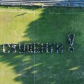 Kreativna podrška iz Kragujevca: Telima ispisali „studenti pobeđuju“, poruka vidljiva iz vazduha