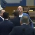 (Video) Ministar nasrnuo na Kneževića, poslanici morali da ga obuzdaju! Haos na sednici Skupštine Crne Gore: "Dok si se sunčao…