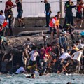 Haos na kapiji Evrope: Dan nakon što je 60.000 migranata preplavilo Seutu, Madrid poslao vojsku, Rim na mesec dana suspendovao…