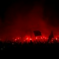 Zastrašujući prizori iz Prištine! Crvene zastave, orlovi i baklje, Tačijev sin predvodi razularenu rulju: Na ulicama opsadno…