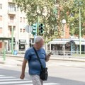 Paprena kazna za zaboravne pešake! Italija uvodi rigorozno pravilo: Ako gledate u telefon dok prelazite ulicu, platićete…