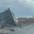 Teška saobračajka kod Rume, objavljen jeziv snimak: Oba vozila od siline udara sletela s puta (video)