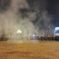 FOTO: Protest u Beogradu završen nakon bacanja suzavaca i dolaska jakih policijskih snaga, ima povređenih i uhapšenih