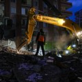 Turska: Srušila se zgrada u Istanbulu, više ljudi zarobljeno ispod ruševina