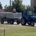 U radičeviću kod Bečeja: Momci od prikolice napravili bazen, traktor ih voza selom (video)