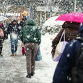 Pešaci obilaze gomile snega, dok koračaju po ledu: Ko je zadužen za čišćenje trotoara?