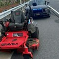 Mrtav pijan seo na kosačicu, pa izleteo na auto-put: Nije ni prvi ni poslednji, ali će po ovome ostati upamćen