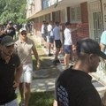 Aktiviste koji su crtali srpsku zastavu gađali farbom i napali palicama