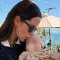 "Torbu odeće je već prerasla": Poznata Srpkinja pre dva meseca rodila ćerku 19 godina starijem milioneru, pa pokazala njen…