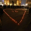 Novi Sad: Veliko srce od lampiona na Trgu slobode, odata pošta kod Železničke stanice