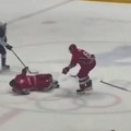 VIDEO Lukašenko završio na ledu: Širi se snimak sudara tokom hokejaške utakmice