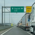 Automobili na Batrovcima na izlazu iz Srbije čekaju sat vremena