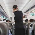 Stjuardesa otkriva koje mesto u avionu je najprljavije - tu često odlažemo odeću