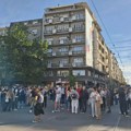 Nekoliko stotina okupljenih i dalje mirno blokira saobraćaj ispred Pravnog fakulteta u Beogradu