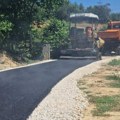 Asfaltiranje putnih pravaca u Kačeru (foto)