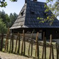 Od jutros podeljeno 8.000 turističkih vaučera, velika zainteresovanost penzionera