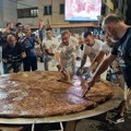 90,5 KILOGRAMA ROŠTILJA! Leskovčani oborili rekord – najveća pljeskavica ponovo pomerila granice!