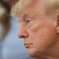 Tramp zabranio CNN-u, Politiku i MSNOW da izveštavaju iz Bele kuće