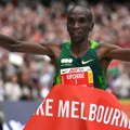 Odbranio titulu na OI, trčao sa Makronom, a sada je pobedio i na maratonu u Melburnu