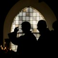 Avatar bradatog čoveka na ekranu iznad oltara – veštačka inteligencija drži službu u crkvi u Nemačkoj