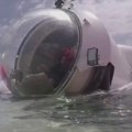 U nestaloj podmornici jedino mesto za sedenje je WC, odvojen samo zavesom VIDEO