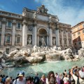 Novi bezobrazluk turista u Italiji: Ušla u Fontanu di Trevi da – napuni flašicu