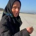 Snimak rasplakao region! Baka od 80 godina prvi put sela u avion: Krenula kod dece u Ameriku, njen potez rastužio mnoge