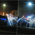 Usred Kladova jedinstven novogodišnji "ukras" Automobil uleteo u gradsku fontanu, prizor zapalio mreže: Promašili perionicu…
