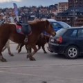 Ovo još nije viđeno: Provozao automobil kroz Užice, a za njega vezao dva konja i jednog ponija (video)