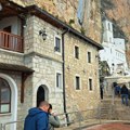Veliki broj vernika pristiže u manastir Ostrog: Molitvama će prisustvovati ljudi iz raznih delova sveta